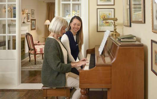 femme aînée, jouer piano, à, soignant