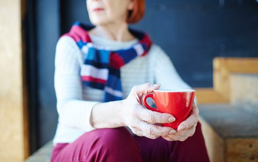 femme tenant une tasse de thé