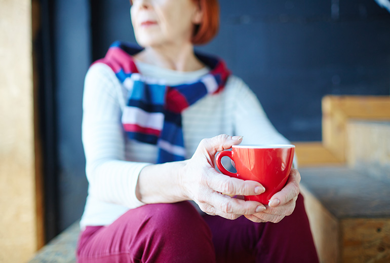 femme tenant une tasse de thé