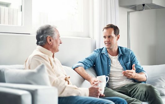 papa et fils en conversation