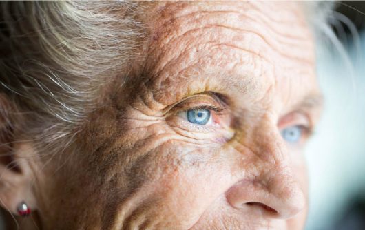 photo recadrée des yeux d'une femme âgée