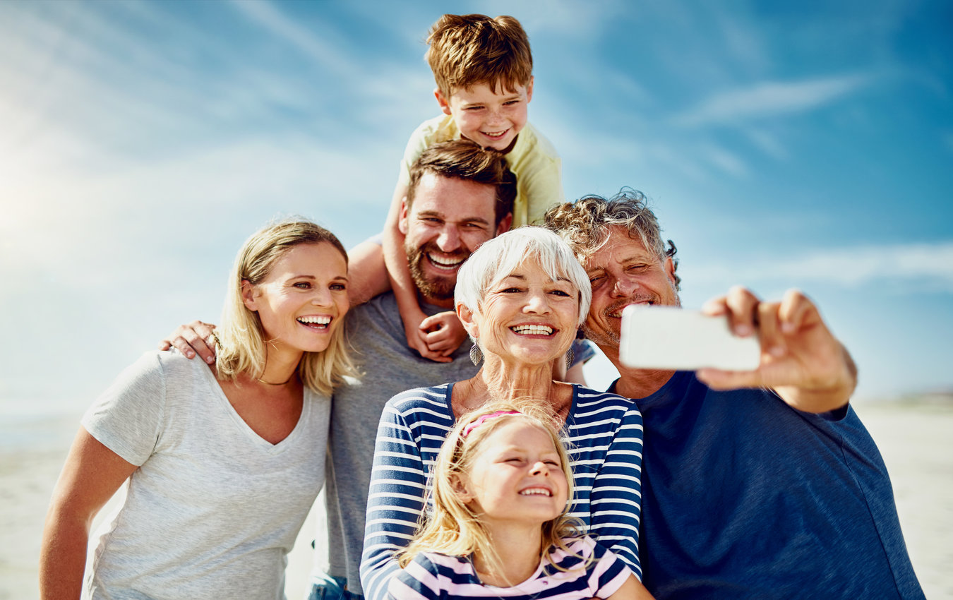 Famille prenant selfie à la plage