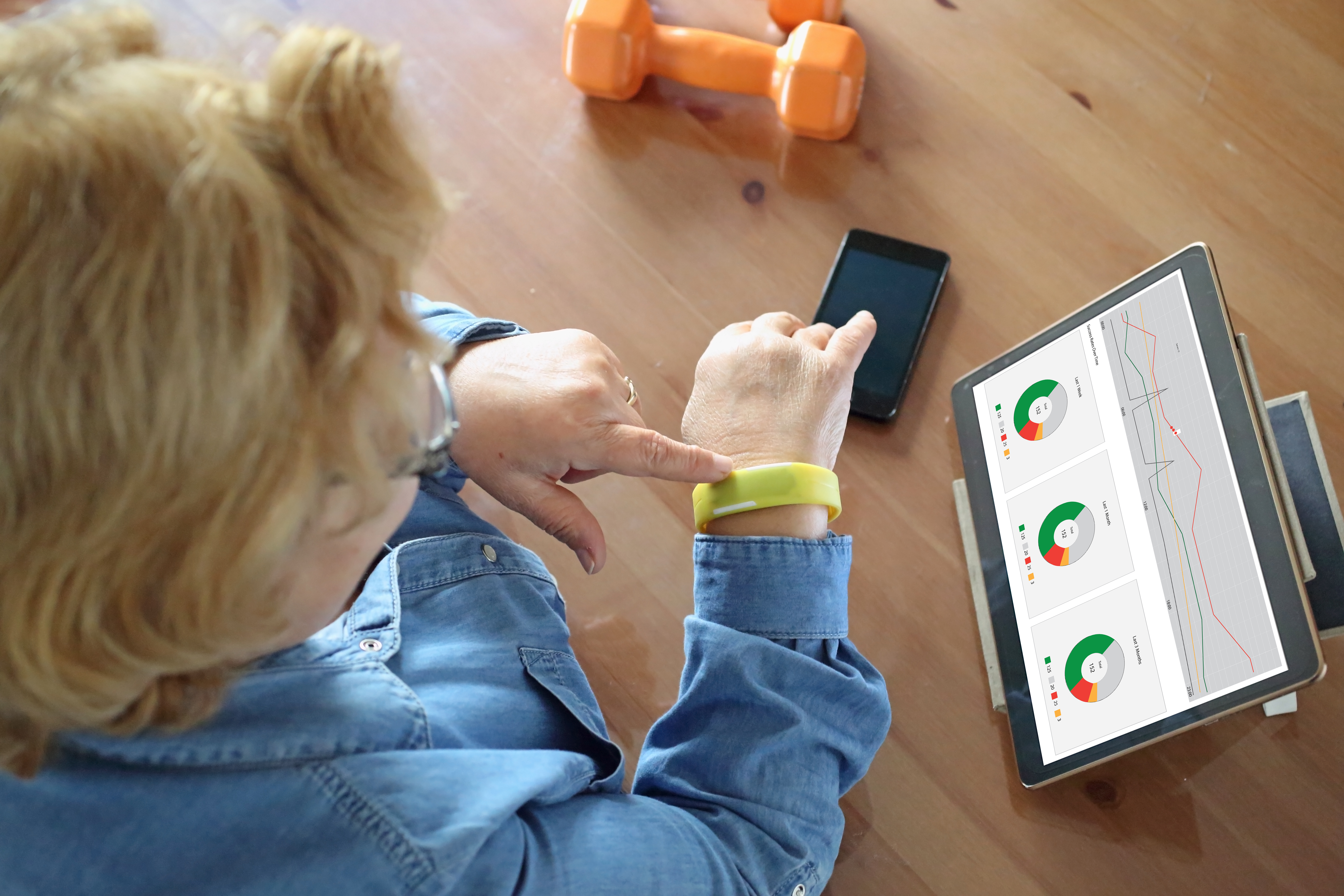 Femme âgée utilisant la technologie de la santé pour vérifier les signes vitaux