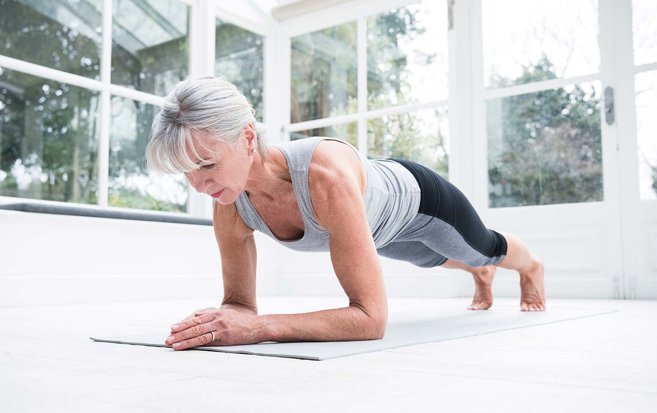 femme âgée faisant du yoga