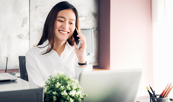 femme parlant au téléphone dans un bureau