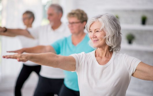 personnes âgées faisant de l'exercice