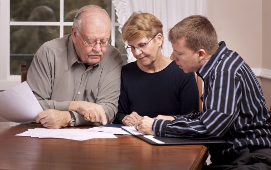 Conseiller financier avec couple de personnes âgées