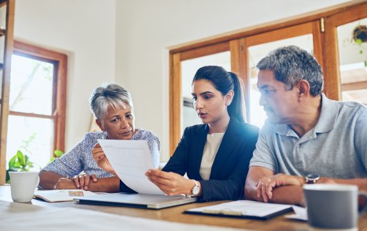 couples aînés, à, comptable, regarder, papiers