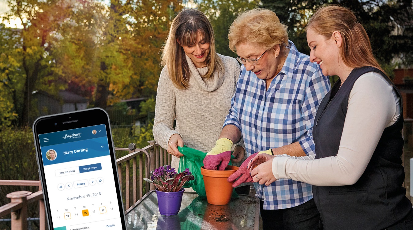 Jardinage extérieur senior et application MyBayshore montrant à côté d'eux sur téléphone mobile