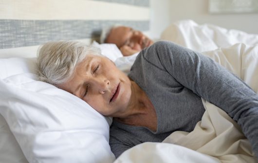 Couple de personnes âgées dormant dans son lit