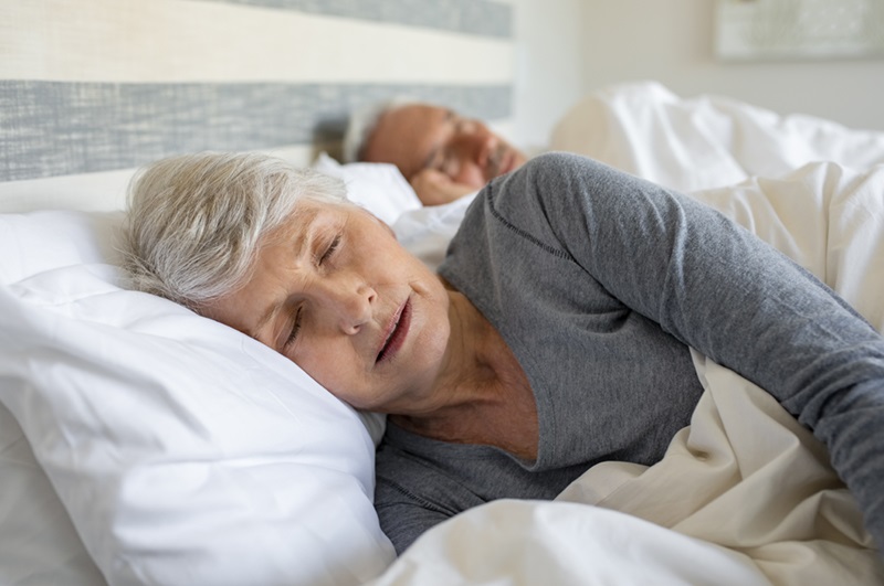 Couple de personnes âgées dormant dans son lit