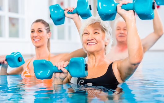 Seniors faisant de la gymnastique aquatique