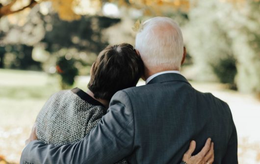 Couple de personnes âgées s'embrassant