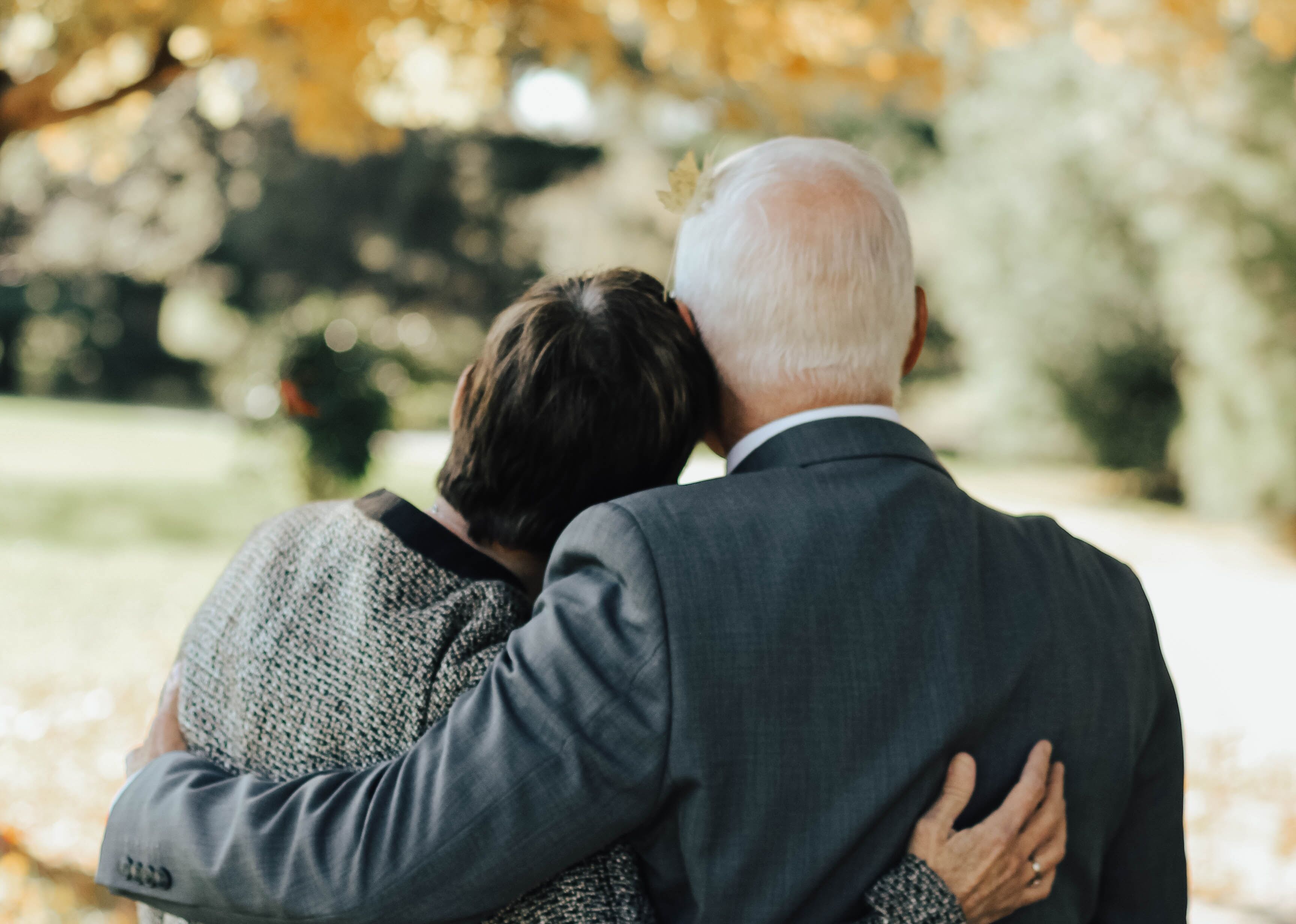 Couple de personnes âgées s'embrassant