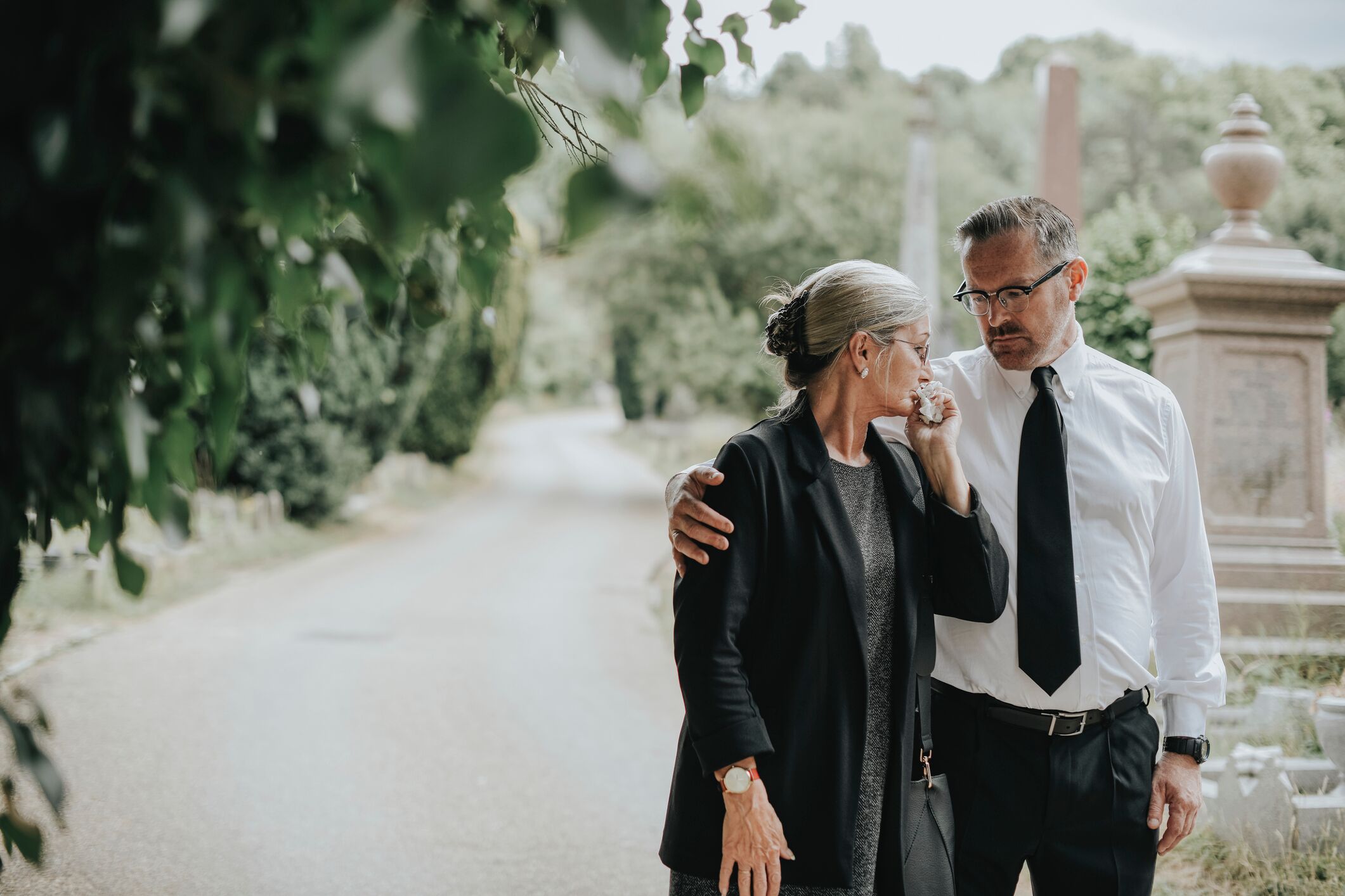 Couple embrassant au cimetière