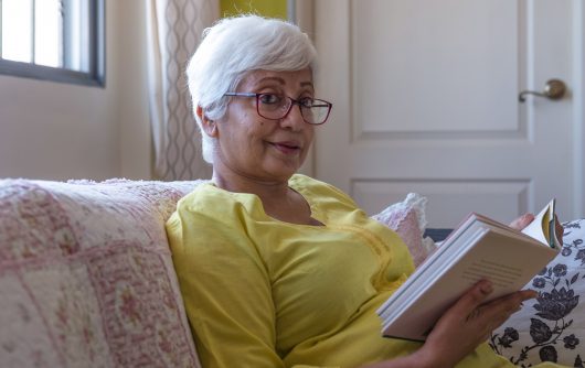 Livre de lecture femme senior à la maison