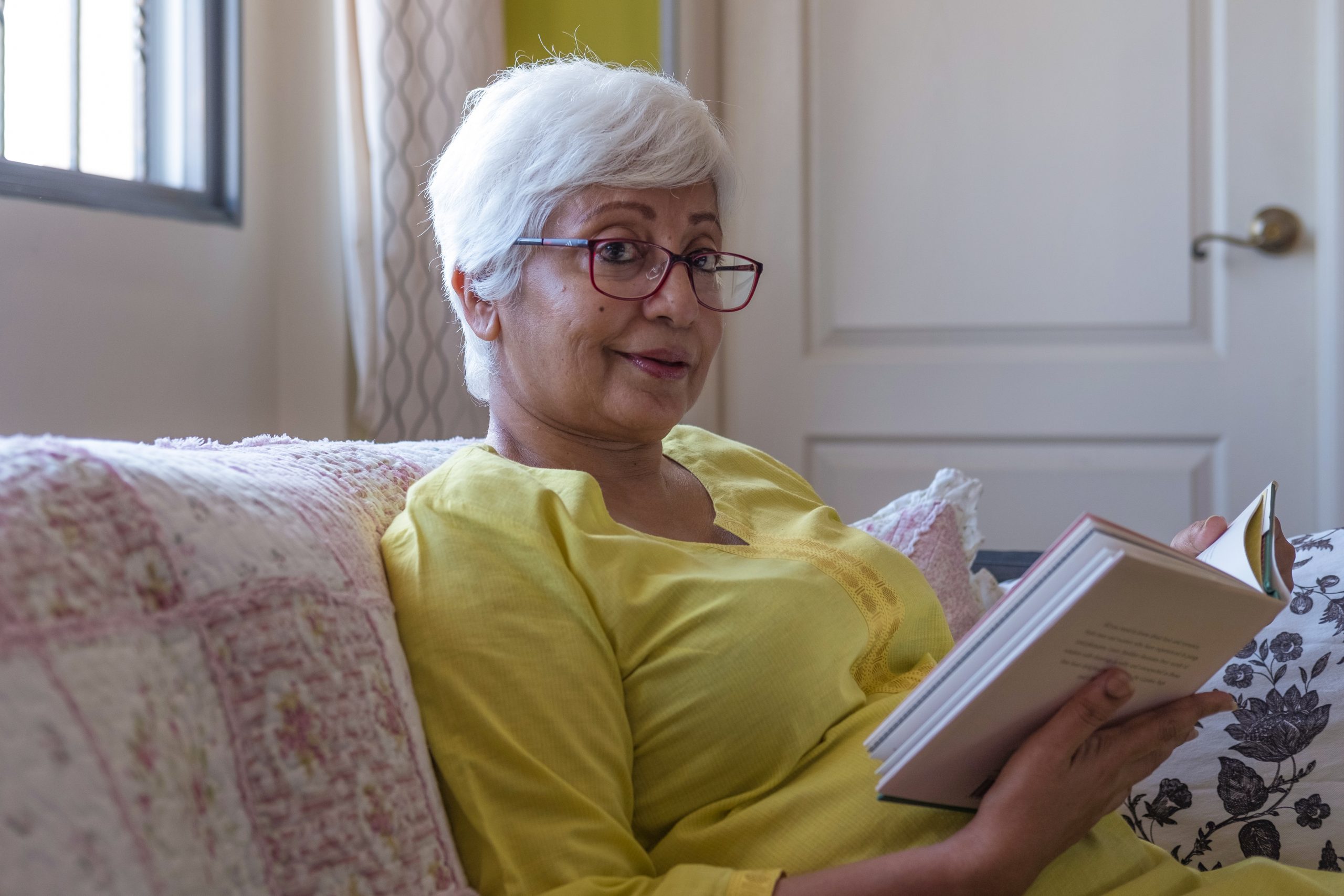 Livre de lecture femme senior à la maison