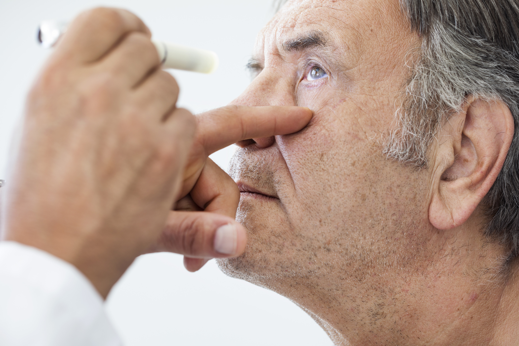 Docteur vérifiant les yeux de l'homme