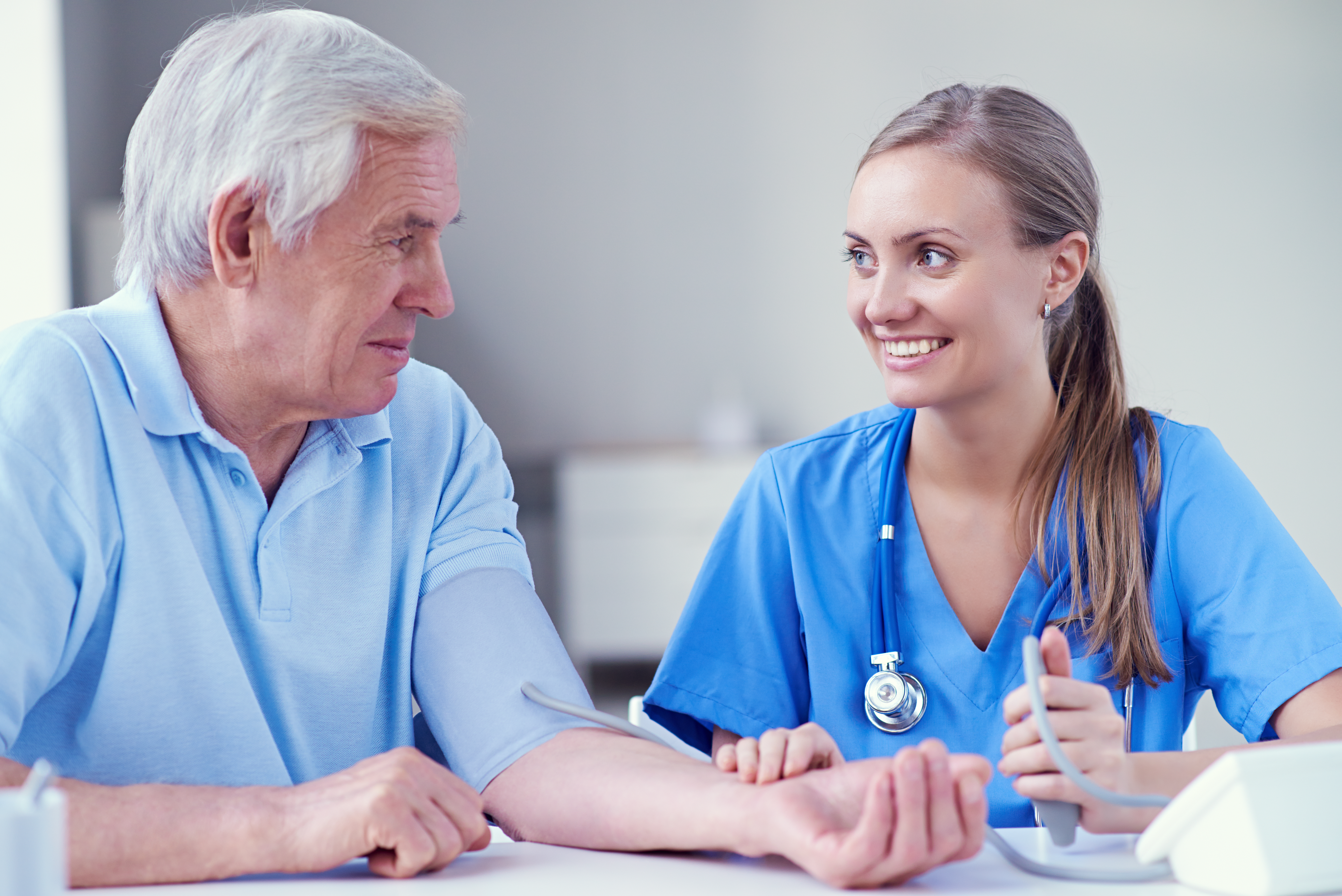 Infirmière vérifiant la pression artérielle du patient senior