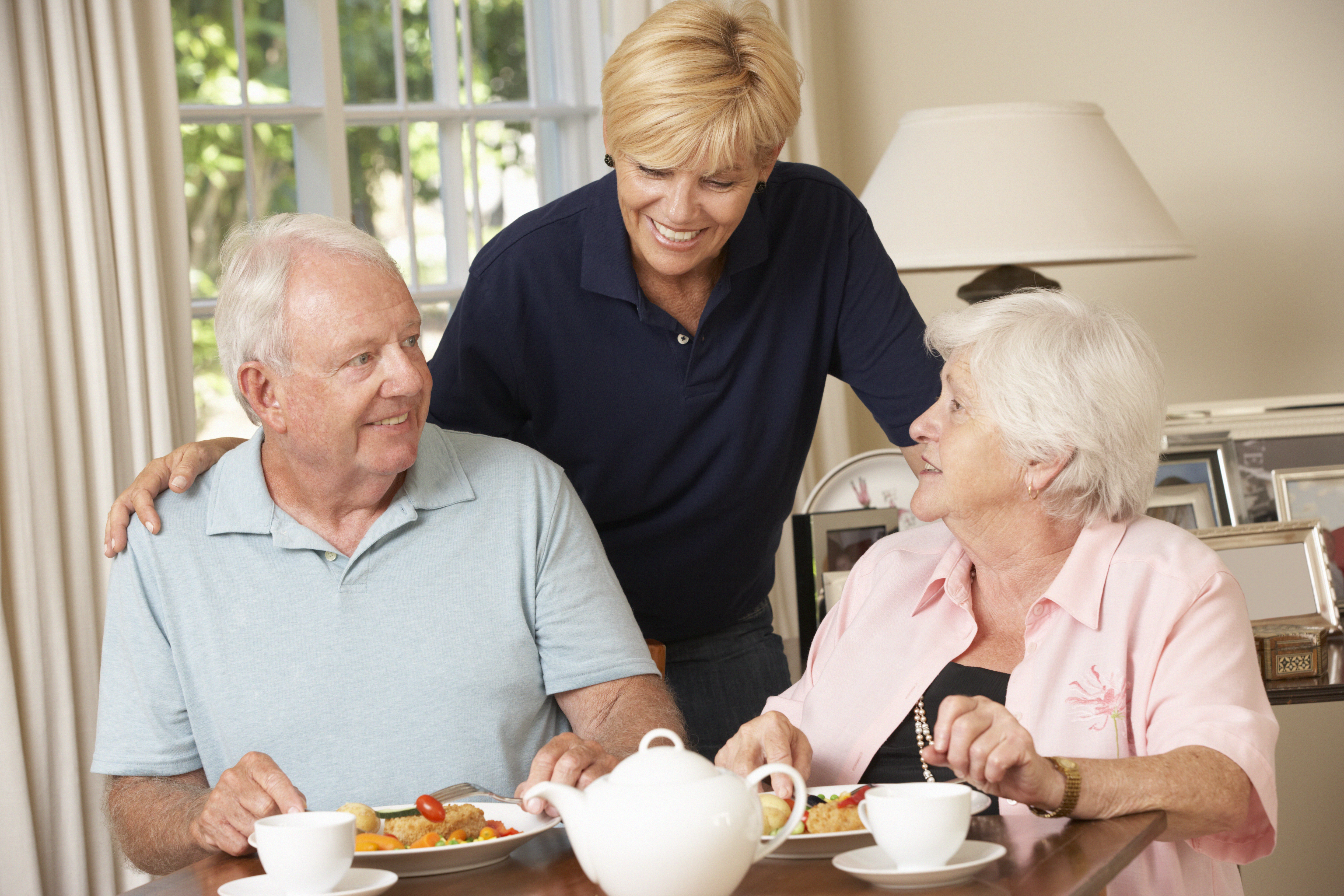 Couple de personnes âgées prenant un repas ensemble