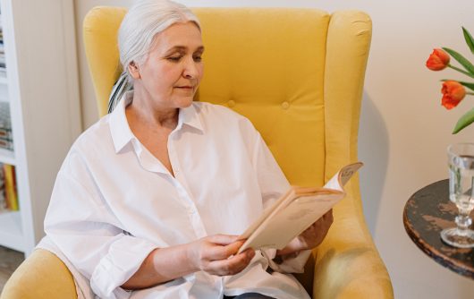 femme âgée, lecture