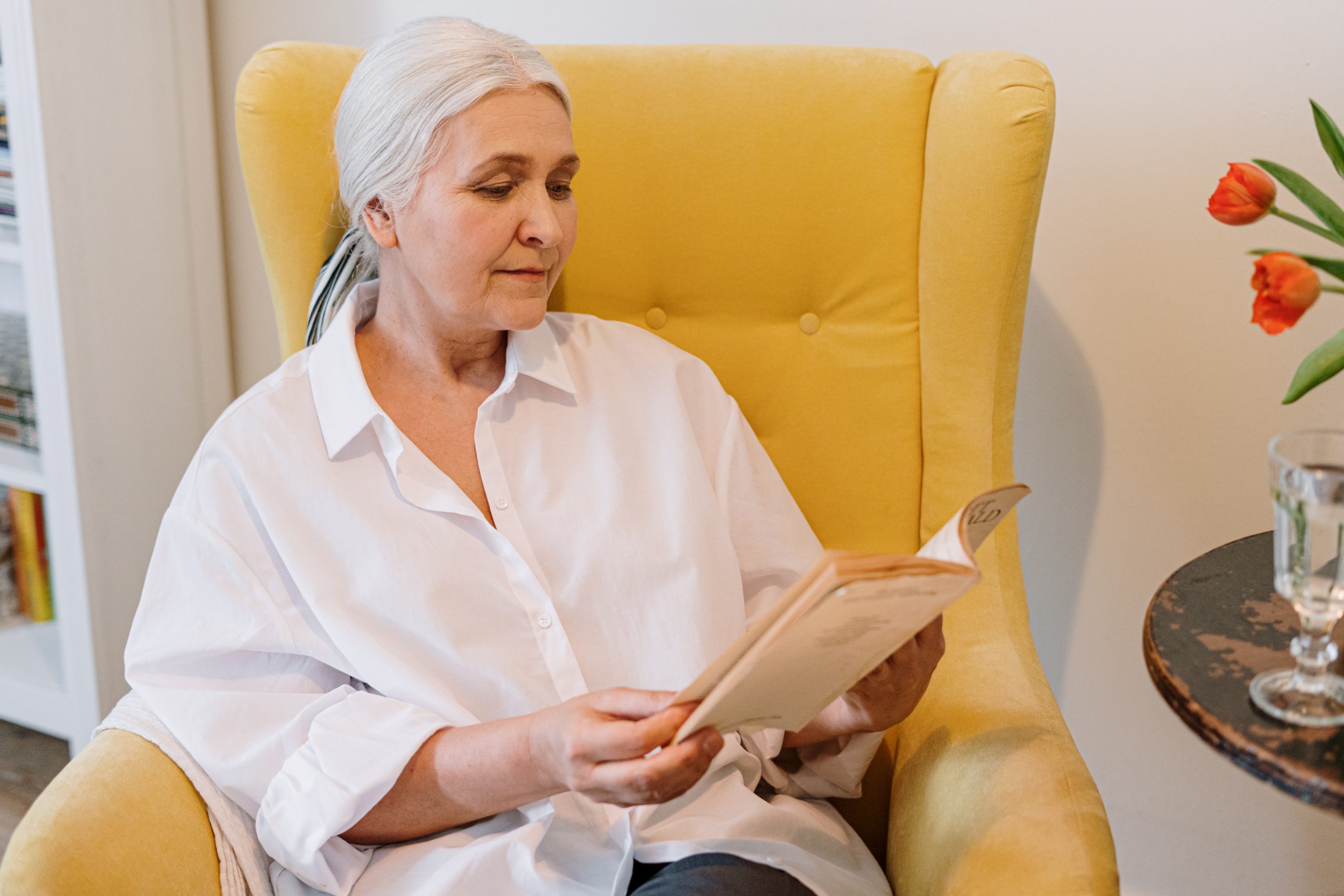 femme âgée, lecture