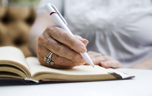 Femme aînée, écriture, dans, cahier