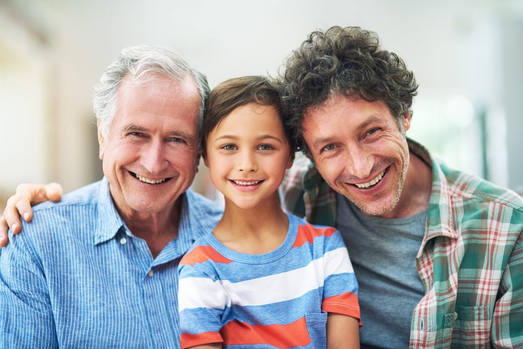 Petit garçon avec son père et son grand-père