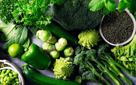 Variété de légumes verts et de fruits