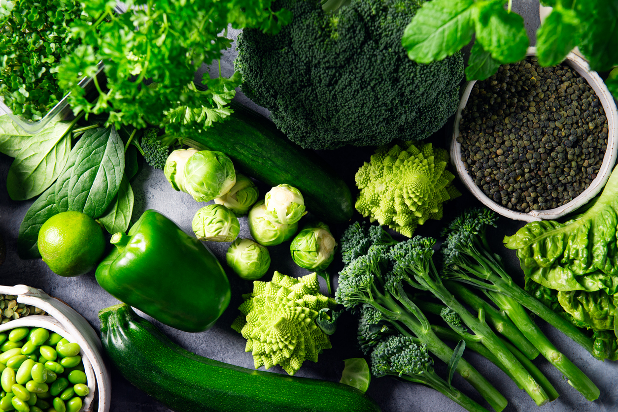 Variété de légumes verts et de fruits