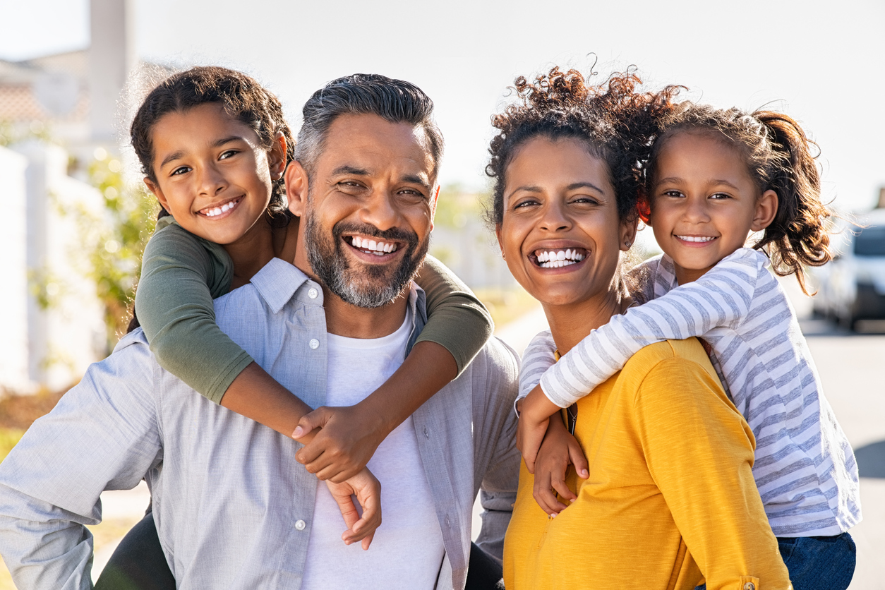 Parents multiethniques donnant aux enfants un tour de ferroutage