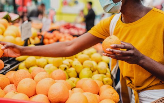 Choisir l'épicerie au marché pendant une pandémie