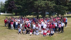 Photo de groupe de l'équipe du NDC de Bayshore en plein air