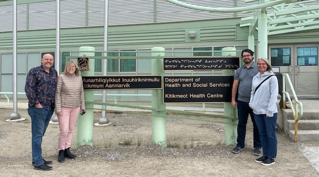 Le personnel de Bayshore se tient à l'extérieur du Centre de santé régional de Kitikmeot à Cambridge Bay, au Nunavut.