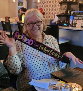 Femme avec une ceinture de retraite