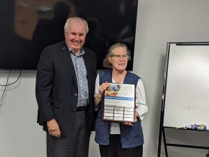 Stuart posant avec le récipiendaire du prix