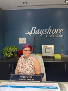 Femme assise derrière un bureau