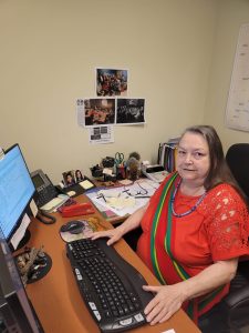 Femme assise derrière un bureau