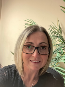 femmes à lunettes souriant à l'appareil photo
