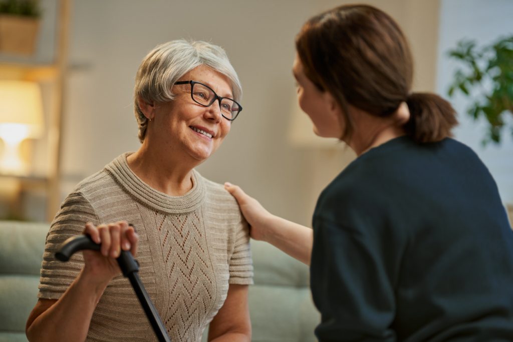Soignant aidant une femme âgée