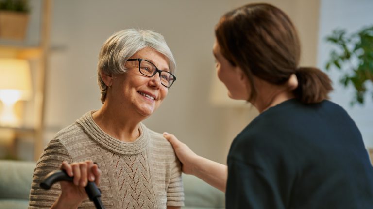 Soignant aidant une femme âgée