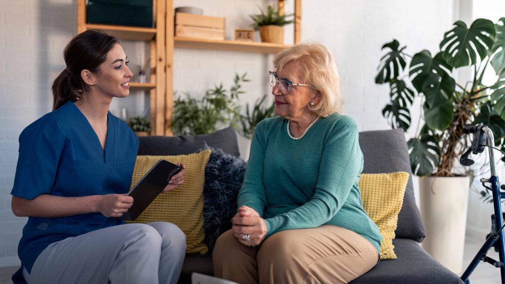 Senior et soignant avec tablette numérique
