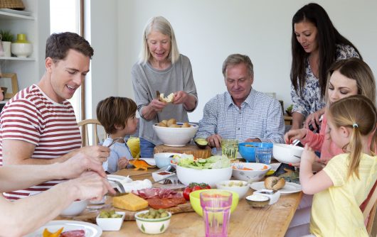 Grande famille assise autour d'une table de salle à manger